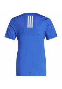 Camiseta deportiva azul de manga corta, hecha de tela suave. Presenta tres rayas verticales blancas en la parte trasera y la marca AeroReady en la parte inferior.