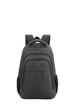 Sac à dos gris avec plusieurs compartiments zippés, des bretelles rembourrées et une finition en tissu texturé. Il présente un logo circulaire à l'avant.
