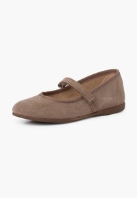 Chaussure Mary Jane en daim marron avec une bride unique et une semelle plate, vue de côté sur fond blanc.