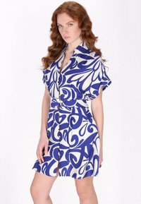 Korte mouwen jurk in blauw en wit met een draaipatron, voorzien van een knoopsluiting aan de voorkant en een ceintuur in de taille, gemaakt van lichtgewicht stof.