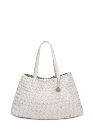 Sac cabas en cuir tissé blanc avec doubles poignées et un petit pendentif métallique rond suspendu près de la base de la sangle.