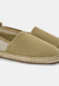 Groene suedine espadrilles met een natuurlijke jute zool, voorzien van een eenvoudig instapdesign en canvas zijpanelen voor ademend vermogen.