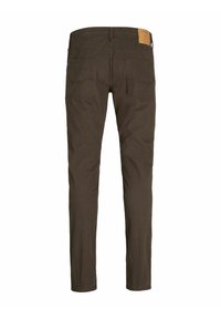 Pantaloni in denim marrone con vestibilità slim, cinque tasche e toppa in pelle sulla cintola posteriore. Tessuto liscio e colore uniforme.