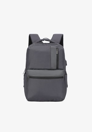 Zaino grigio con spallacci imbottiti, tre scomparti con cerniera e maniglia superiore, mostrato da davanti su sfondo bianco.