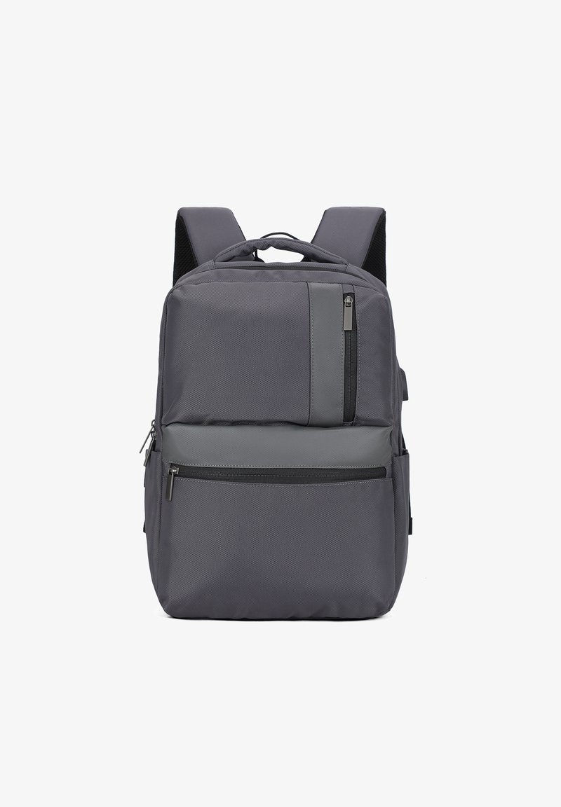 Grijze rugzak met gevoerde schouderbanden, drie met ritsen afgesloten compartimenten en een bovenhandvat, weergegeven van voren op een witte achtergrond.