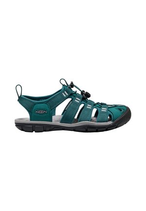 Türkisfarbener Outdoor-Sandal mit geschlossenem Zehenbereich, verstellbaren Bungee-Schnürsenkeln, gepolsterter Sohle und schwarzer Profilsohle, konzipiert für Wasser- und Geländeeinsatz.