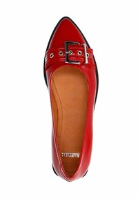 Chaussure plate en cuir verni rouge avec un bout pointu, dotée d'une large bride à boucle et de découpes circulaires. Semelle intérieure beige avec semelle extérieure noire.
