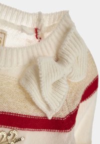 Pull en tricot blanc avec un col à côtes, rayures horizontales rouges et un accent en forme de nœud à l'épaule. Texture douce avec des détails en fil doré.
