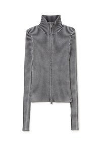 Grauer gerippter Rollkragenpullover mit einem durchgehenden Reißverschluss, langen Ärmeln und einer figurschmeichelnden Silhouette. Weiche Textur, vertikale Streifen.