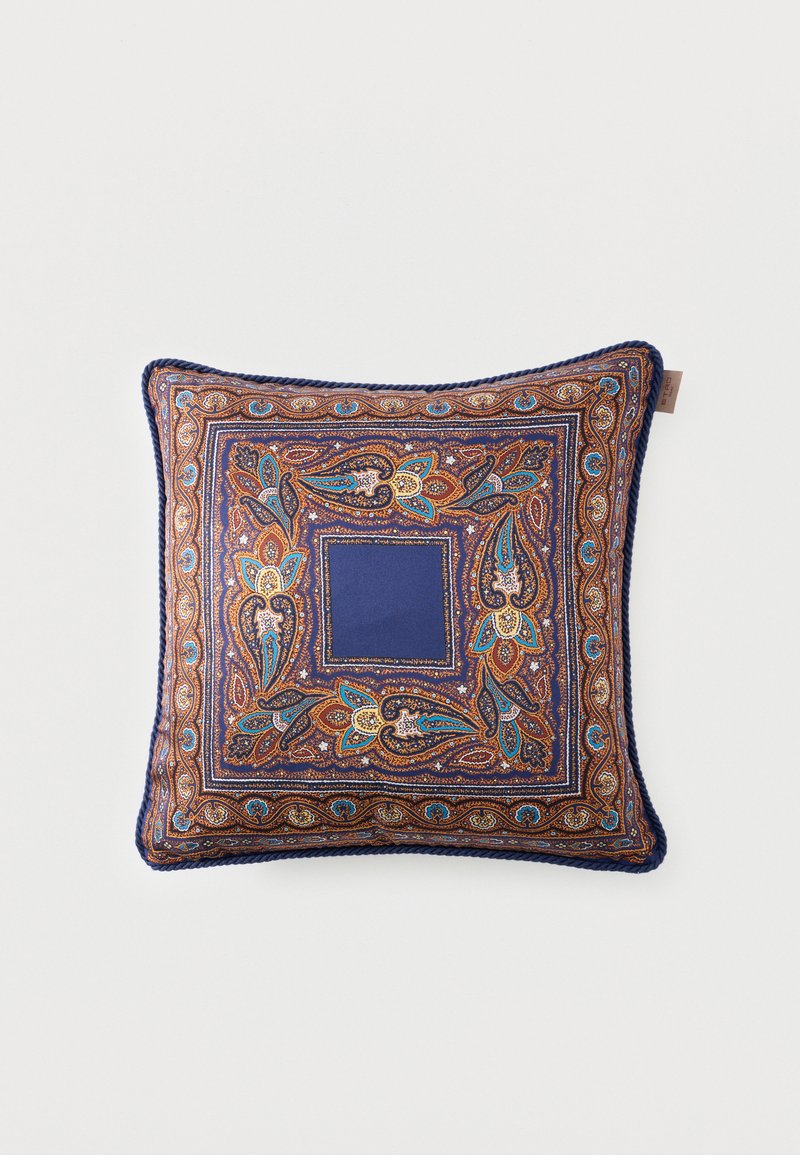 Coussin carré avec des motifs complexes de paisley et floraux en bleu, marron, orange et sarcelle, avec un centre uni bleu marine et des bordures bleues.