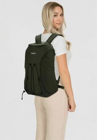 Dunkelgrüner Rucksack mit gepolsterten Trägern, abgerundetem Oberteil und externem Bungee-Seil. Mit Logo auf der Vorderseite und zwei Seitentaschen.