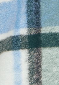 Rutig tyg i mjuk textur med ljusblå, vit, mörkgrön och grå färg. Framträdande rutmönster med växlande ränder.