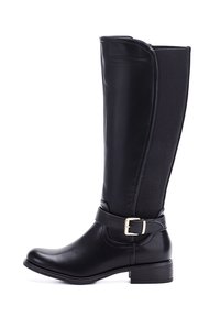 Bota de cuero negra hasta la rodilla con tacón bajo, panel lateral elástico y correa decorativa con hebilla alrededor del tobillo.