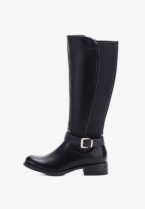 Zwarte leren kniehoog laars met lage hak, elastisch zijpaneel en decoratieve gespsluiting rond de enkel.