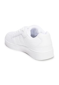 Zapatillas deportivas blancas con parte superior sintética lisa, puntera redonda, diseño de cordones, cuello acolchado y suela de goma texturizada.