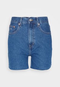 Džínové šortky ve středně modré barvě s vysokým pasem. Mají zapínání na knoflík, pět kapes a kontrastní oranžové stehování.