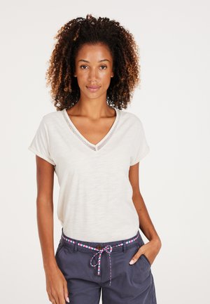 T-shirt grigio chiaro a maniche corte con scollatura a V e colletto texturizzato, abbinato a pantaloni blu navy con cordoncino e bottone multicolore.