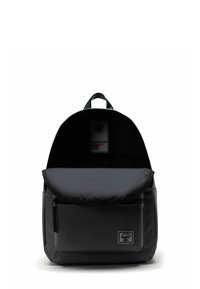 Sac à dos noir avec une poche avant zippée et un grand compartiment intérieur. Fabriqué en matériau durable, présentant un dessus arrondi et un écusson avec logo.