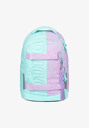 Plecak w odcieniach teal i lawendy, wyposażony w dużą przednią kieszeń, ozdobny chwost oraz haftowany napis. Wykonany z trwałego materiału o sztywnej formie.