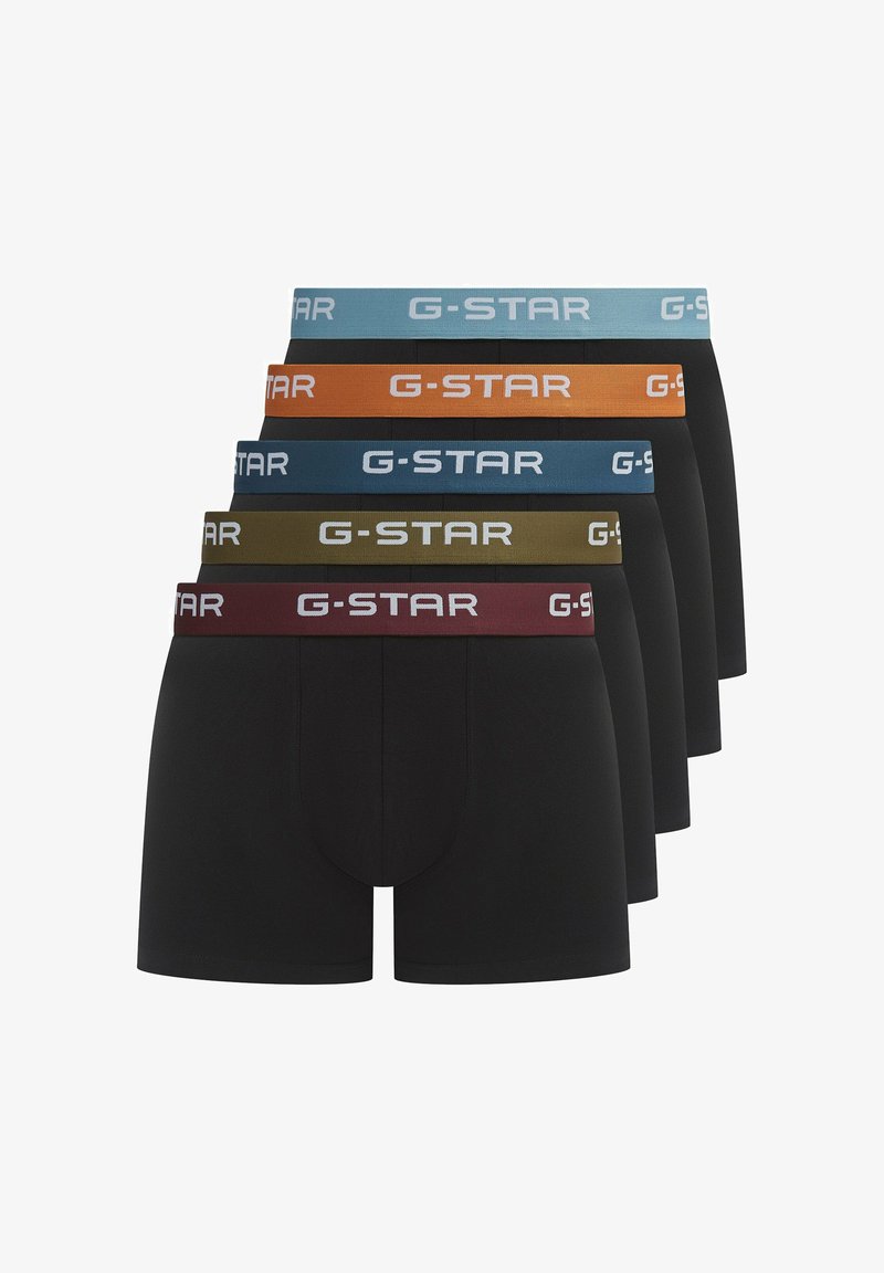 Cinq paires de boxers noirs avec des ceintures élastiques. Ceintures en bleu, orange, vert, bordeaux, chacune portant le texte "G-STAR".