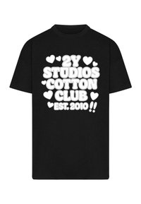 Melna kokvilnas T-krekls ar drosu baltu tekstu, kas saka "2Y STUDIOS COTTON CLUB EST. 2010" ar sirds akcentiem. Īsas piedurknes un brīvs piegriezums.