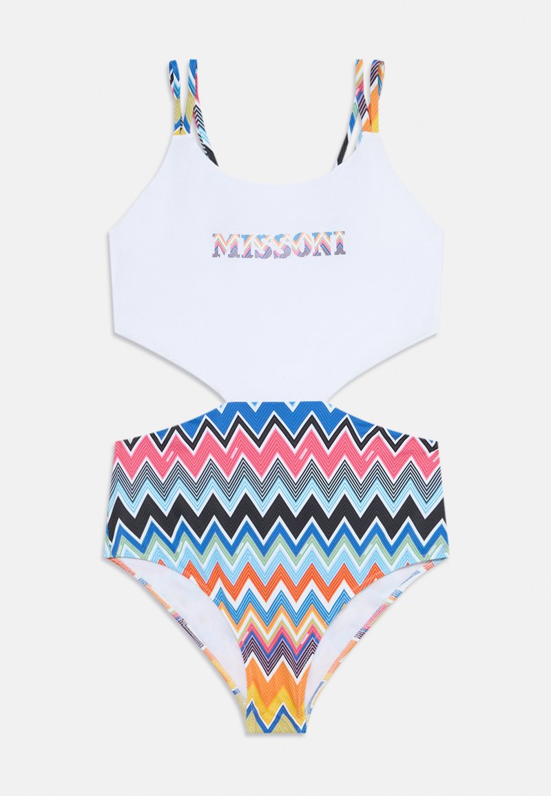 Maillot de bain une pièce avec un haut blanc portant le texte "MISSONI" et un bas à motif chevron multicolore dans des tons de bleu, rose, orange et noir.