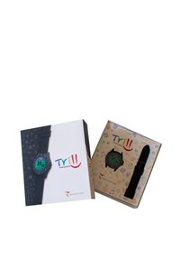 Smartwatch nero in confezione con un display colorato, quadrante rotondo e cinturino nero. La scatola presenta icone giocose e il marchio Trill.