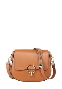 Tan leren schoudertas met een afgeronde sluiting van goudkleurige hardware, afneembare schouderband en een kleine driekleurige tag. Glad textuur, gestructureerd ontwerp.