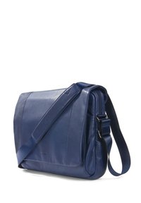 Borsa a tracolla in pelle blu navy con un design strutturato, tracolla regolabile e dettagli di cucitura sottili, dotata di chiusura con zip.