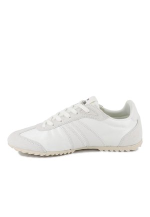 Chaussure de sport blanche en cuir et daim, texture lisse, design à lacets, avec trois bandes rayées et une semelle texturée.