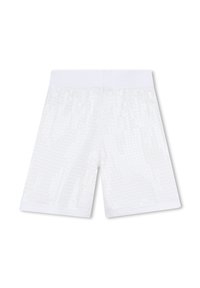Pantalones cortos deportivos blancos con un patrón texturizado, que cuentan con una cinturilla elástica y una tela suave, ofreciendo un diseño ligero y transpirable.