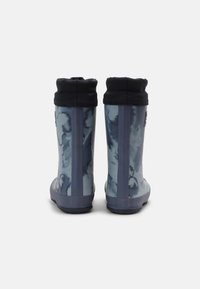 Stivali di gomma marmorizzati blu e grigi con polsino elastico nero. Suola a bassa trazione, punta arrotondata e dettagli verticali ai lati.