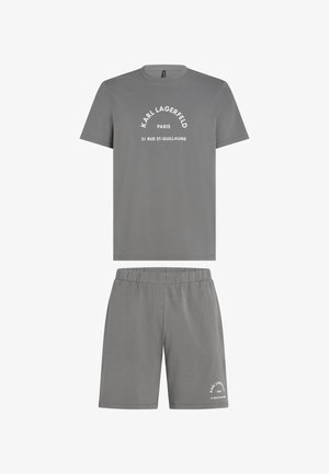 Conjunto de camiseta de manga corta y pantalones cortos de algodón gris con logo y texto impresos en blanco. Ajuste relajado, cintura elástica, textura suave.