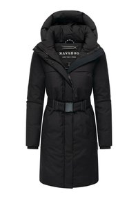 Sort polstret jakke med en aftagelig hætte, lynlås og trykknaplukning, bælte i taljen og to sidelommer. Glat tekstur og quiltet design.