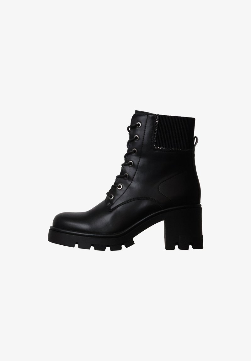 Bottine en cuir noir avec talon bloc épais, lacets à l’avant et panneau élastique côtelé en haut à l’arrière.