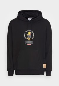 Sort hoodie med en kængurulomme, prydet med et farverigt grafisk motiv af en bjørn samt branding fra Puma og Haribo. Ribbet kant ved ærmer og nederdel.