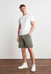 Next RELAXED FIT STRETCH CHINO - Kratke hlače - charcoal grey
