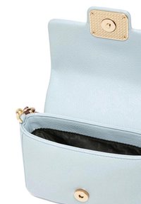 Borsa a tracolla in pelle azzurro chiaro con una chiusura dorata texturizzata, che presenta un interno nero e una forma rettangolare elegante.