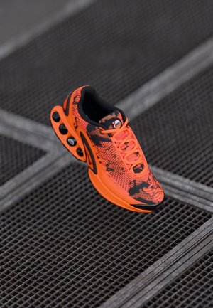 AIR MAX DN NRG - Trainers - total orange/black/campfire orange