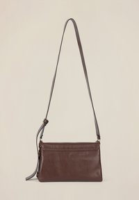 Bolso cruzado de piel marrón con un acabado texturizado, forma esbelta, correa gris ajustable y una discreta cremallera superior.