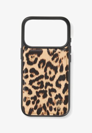 Telefoonhoes met luipaardprint, een getextureerd beige oppervlak en zwarte accenten, voorzien van een verhoogde rand en knopbeschermers voor extra bescherming.