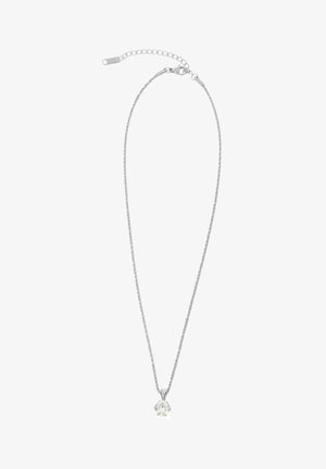 Collar de cadena plateada con un colgante de cristal hexagonal transparente y un cierre ajustable con cadena de extensión sobre un fondo blanco.