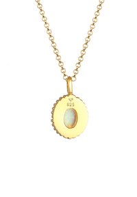 Goldfarbene Halskette mit einem gewellten Anhänger, der einen ovalen, irisierten Opal zeigt. Geprägt mit "925" für Silbergehalt. Gliederketten-Design.