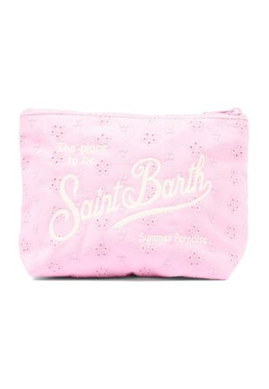 Pochette en tissu rose avec de petites fleurs brodées et texte blanc sur le devant indiquant « The place to be Saint Barth Summer Paradise ».