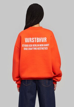WRSTBHVR, WRSTBHVR SWEATSHIRT STUDIO SWEATSHIRT UNISEX - Φούτερ - cherry tomato