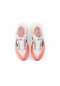 Scarpe da corsa con tomaia in rete traspirante bianca e arancione, dettagli neri, particolari riflettenti e suola ammortizzata per supporto.