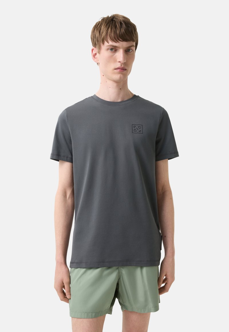 Mørkegrå kortærmet T-shirt lavet af bomuld, med et lille sort geometrisk logo på brystet. Regular fit, rund hals.