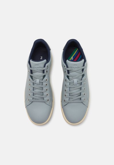 Hellblaue Ledersneaker mit glatter Textur, weißen Gummisohlen und grauen Schnürsenkeln. Das Innere hat eine gestreifte, mehrfarbige Innensohle.