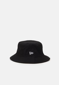 Gorra negra de bucket hecha de algodón, con un pequeño logo bordado en blanco en el lateral, con un ala ancha y curva hacia abajo y una textura suave.
