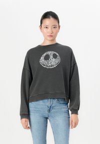 Felpa in cotone grigio scuro con design cropped, caratterizzata da una grande grafica di una teschio sorridente argentato sulla parte anteriore e spalle scese.